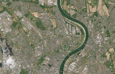 Sandbanks and barge traffic on the Rhine at Cologne, August 1 (Copernicus / Sentinel-2)