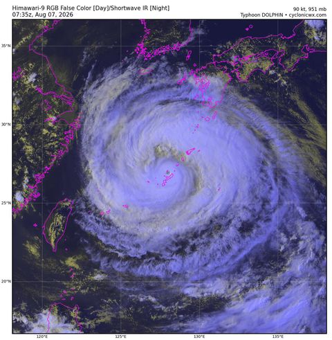 Typhoon Dolphin passes Okinawa, August 7 (RAMBB/SLIDER / Himawari 9)