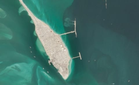 Two tugs assist a tanker alongside the pier at Ras Tanura (Copernicus / Sentinel-2)