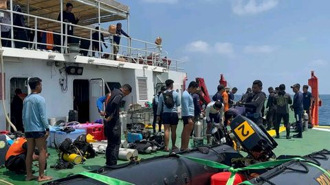Salvage divers prepare to start another search at the wreck site (Basarnas)