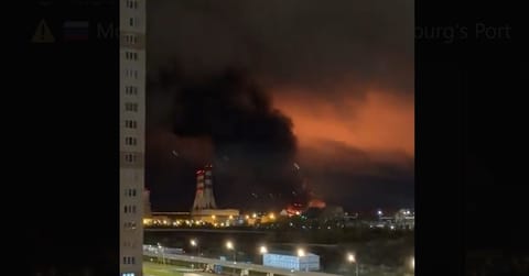 Fire and smoke over the horizon in St. Petersburg, Oct. 17-18 (Russian social media)