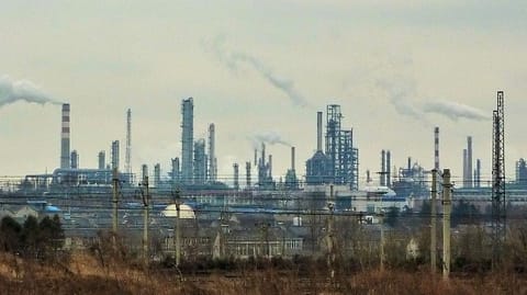 Refinery at Ganjiaxiang, Nanjing (Vmenkov / CC BY SA 3.0)