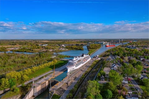 Great Lakes cruise ship