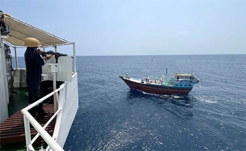Indian Coast Guard interdiction of Iranian dhow smuggling drugs