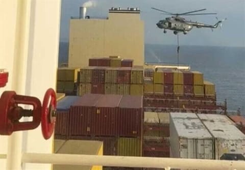 Iranian forces boarding cotnainership