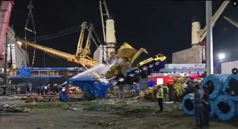 crane accident Mumbai port