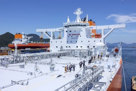 inspection of large tanker during delivery
