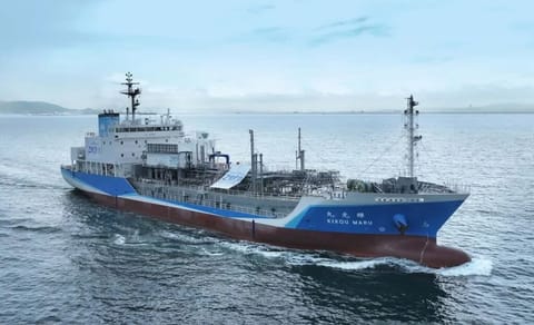 hydrogen-fueled tanker