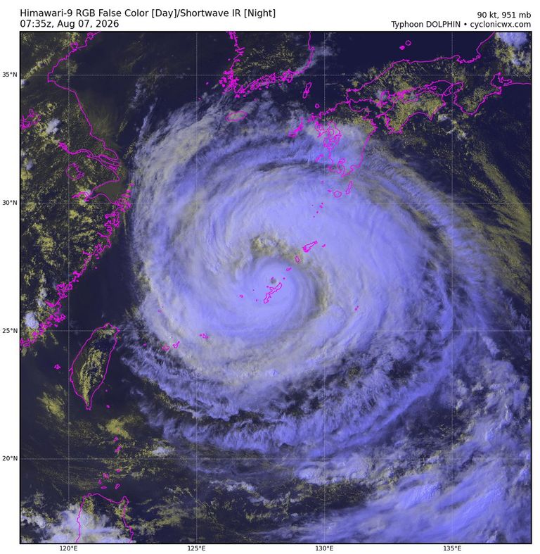 Typhoon Dolphin passes Okinawa, August 7 (RAMBB/SLIDER / Himawari 9)