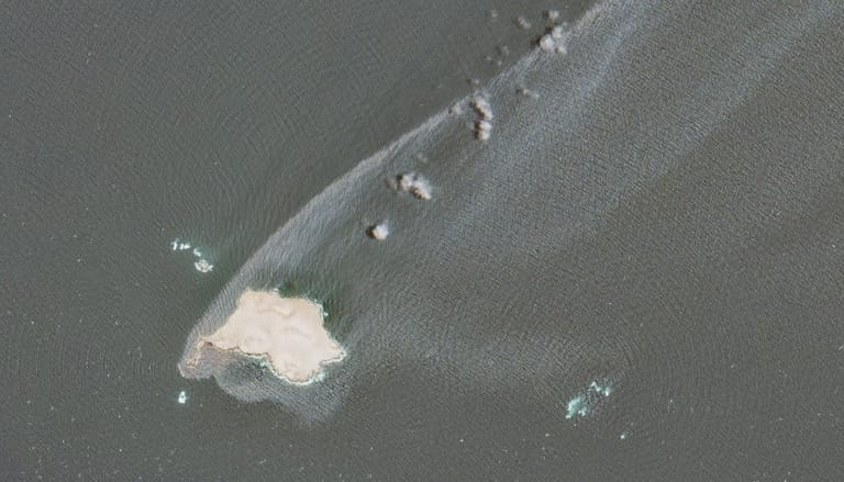 The spread of the oil plume from the Caroline Bezengi wrecked on Jazirat Al Qibliyyah, as seen on August 7 (Sentinel-2b/CJRC)