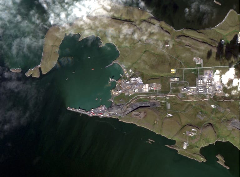 The newly-opened Sever Bay terminal at the head of the Yenisei River, with the shuttle tanker Akademik Gubnik alongside, September 4 (Sentinel-2)