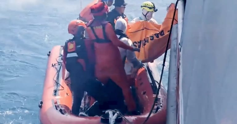 Rescue team transfers remains recovered from the Virgo Transport 8 (Basarnas)