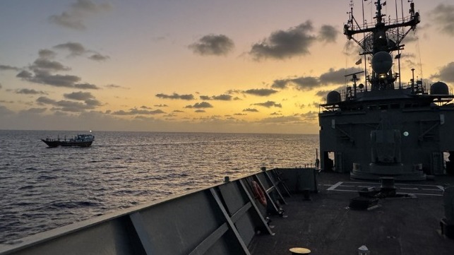 Spanish frigate ESPS Victoria alongside the hijacked dhow (EUNAVFOR)