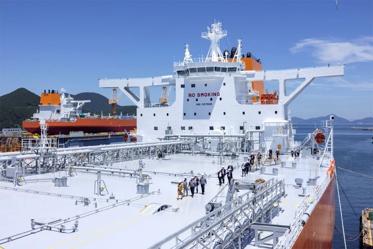 inspection of large tanker during delivery