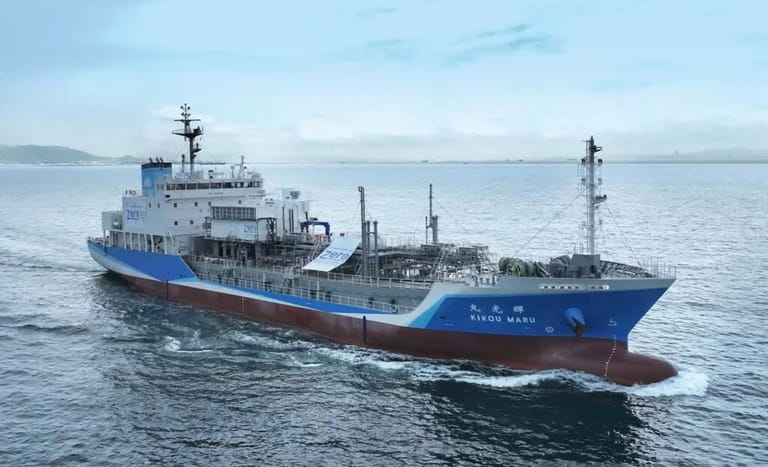 hydrogen-fueled tanker