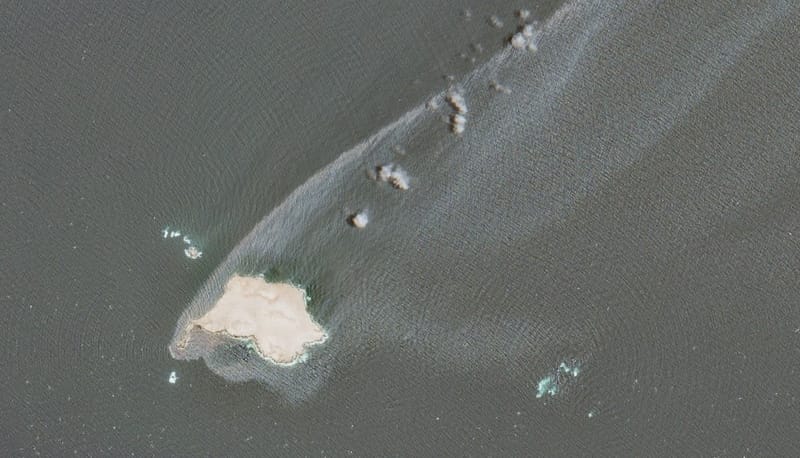 The spread of the oil plume from the Caroline Bezengi wrecked on Jazirat Al Qibliyyah, as seen on August 7 (Sentinel-2b/CJRC)