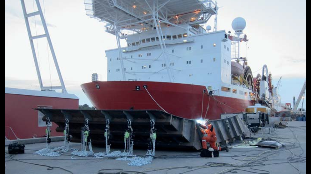 Hydrex Enables OEM to Access Bow Thruster out of Drydock