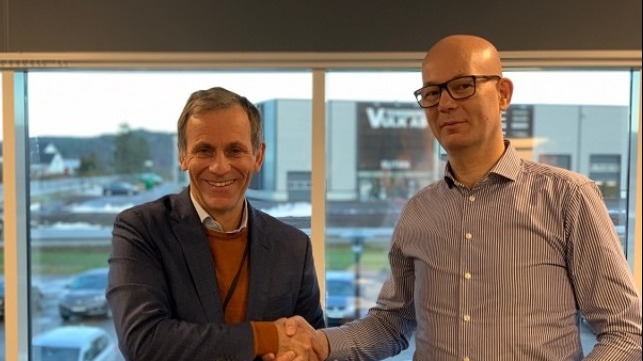 Jon Rysst (L), Senior Vice President and Business Development Leader of DNV GL along with Børge Nova, CEO of Høglund Marine Solutions (R) 