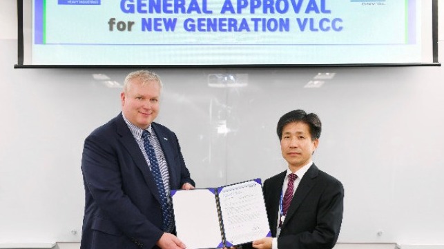 Vidar Dolonen presents the GASA certificate to Seung Ho Jeon