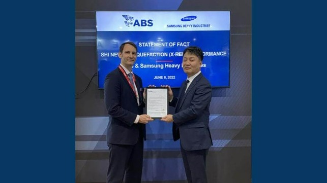 Ezekiel Davis, ABS Vice President of Regional Business Development in Europe, and Seongil Oh, Samsung Heavy Industries Executive Vice President and CMO, at the Posidonia International Shipping Exhibition.