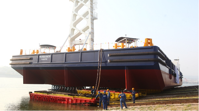 Damen launches Crane Barge in Yichang