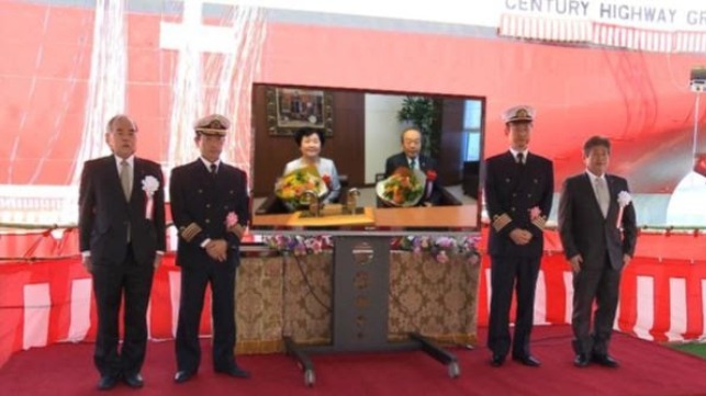 From left: Setsuhiro Kurokawa, Executive Vice President, Imabari Shipbuilding Co., Ltd. Gakuro Hosomi, Captain of “CENTURY HIGHWAY GREEN” Takeshi Uchiyamada, Chairman and Representative Director, Toyota Motor Corporation and his wife (Joined by Online) Takeya Mikami, Chief Engineer of “CENTURY HIGHWAY GREEN” Yukito Higaki, President, Imabari Shipbuilding Co., Ltd.