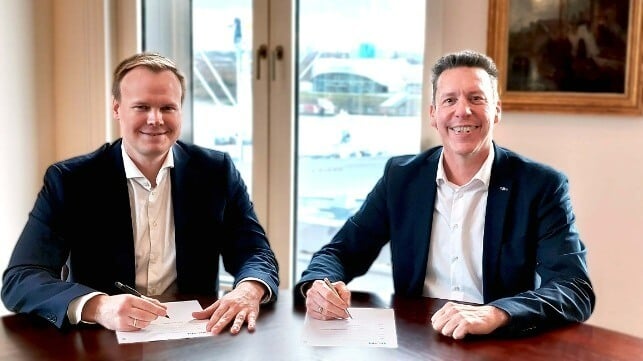 Contract signing with André Risholm (left), Founder & CEO Amon Maritime, and Nick Topham, Managing Director of BSM Deutschland. © BSM