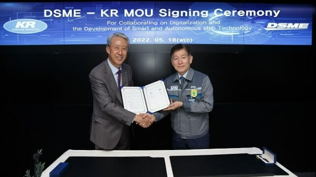 LEE Hyungchul, KR Chairman and CEO (left) and PARK DuSeon, DSME President & CEO (right) at the MOU signing ceremony