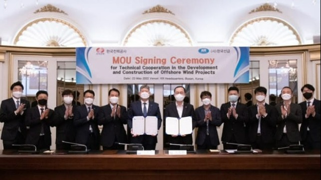 LEE Yongsok, vice-président exécutif de la division commerciale de KR (sixième à partir de la gauche) et KIM Jonghwa, responsable du projet éolien offshore de KEPCO (sixième à partir de la droite) lors de la cérémonie de signature du protocole d'entente.