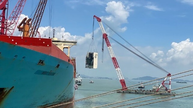 Scrubber installation with floating shearlegs