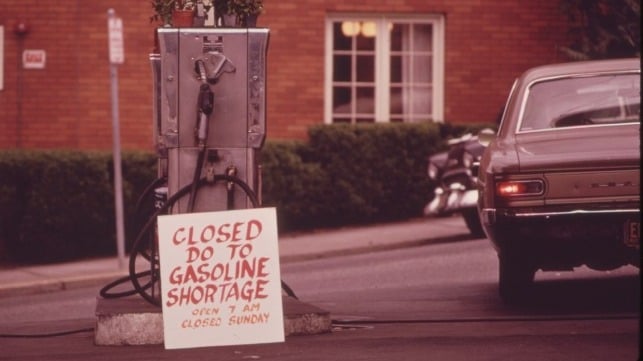 A gas station posts an out-of-gas sign on the last vehicle in the queue during the 1973 oil shock (Rawpixel / public domain)