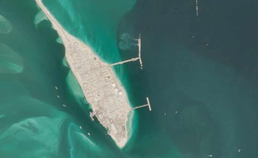 Two tugs assist a tanker alongside the pier at Ras Tanura (Copernicus / Sentinel-2)
