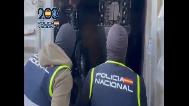 Officers open a shipping container filled with spare outboards for the smuggling gang (Policia Nacional)