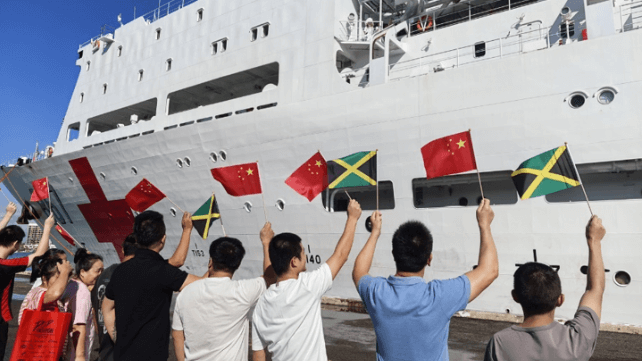 Chinese expatriates in Jamaica turn out to greet the arrival of CNS Silk Road Ark (chinamil.com.cn)