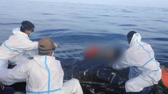 Philippine Coast Guard personnel recover a body at the wreck site of the Trisha Kerstin 3, February 10 (PCG)