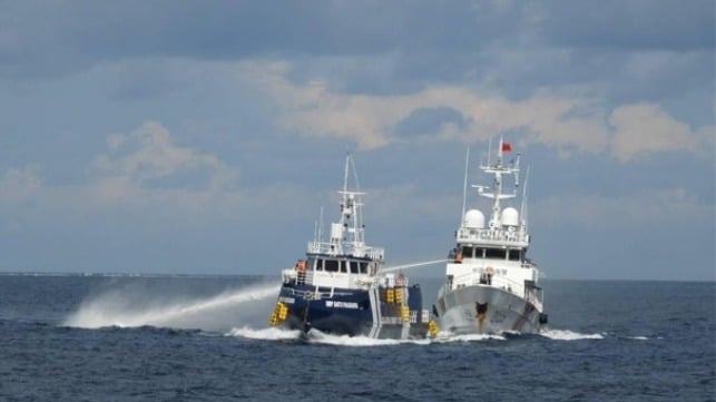 Chinese vessel using water cannon on Philippine vessel