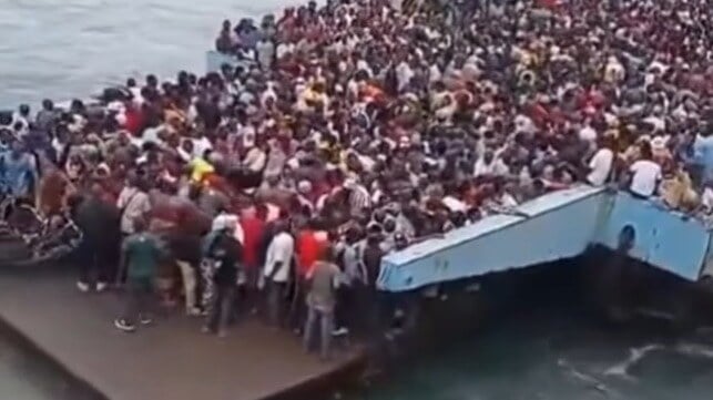 Crowds push their way aboard the Likoni ferry at will (Kenyan social media, 2026)