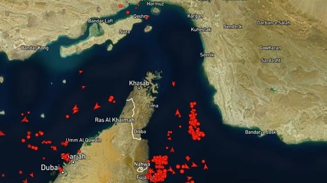 No tanker traffic broadcasting AIS inside the strait, 0030 hours local time, March 3 (MarineTraffic)
