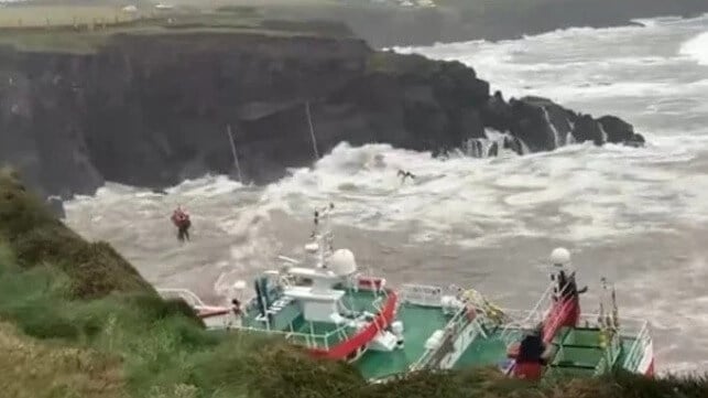 An Irish Coast Guard rescue swimmer hoists a crewmember from the grounded fishing vessel Fastnet, December 2025 (IRCG)