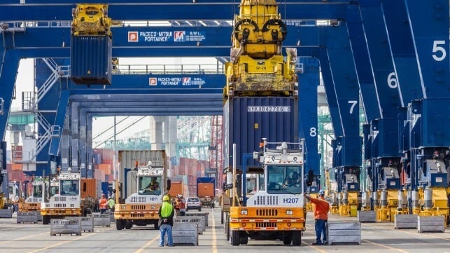 container loading in port