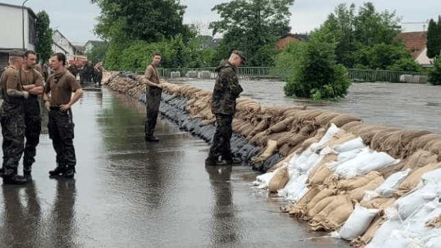 German soldiers lay a sandbag wall to hold back floodwaters, June 2024 (Bundeswehr)