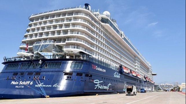 First large cruise ship returns to Greece