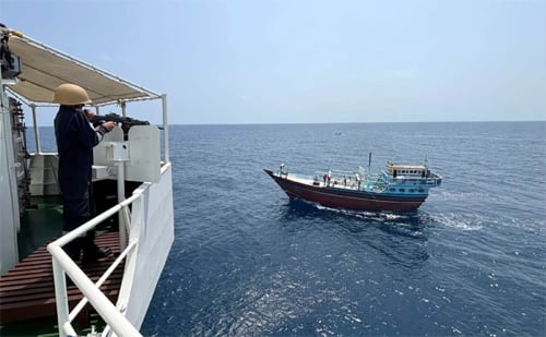 Indian Coast Guard interdiction of Iranian dhow smuggling drugs