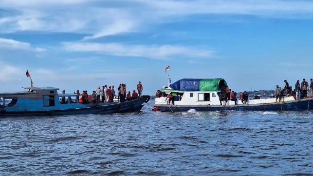 Good Samaritans and first responders at the site of the sinking, May 5 (Indonesian National Police)