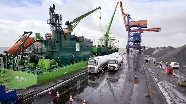 The hopper dredger Scheldt River being fueled at the Elbehafen in Brunsb?ttel. 