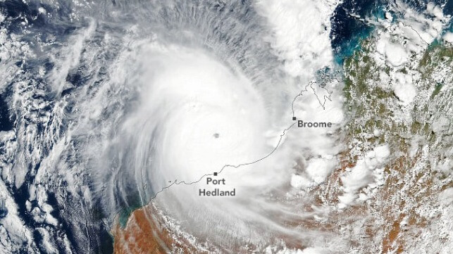 Cyclone hits Australia