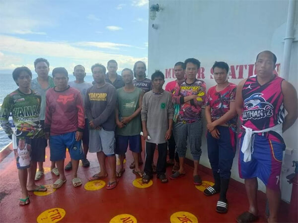 Small fishing boat in Malapascua, Philippines : r/chicagobulls