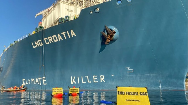 Greenpeace seeks to end LNG and fossil gas use tagging FSRU in Croatia