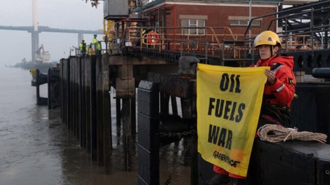 Greenpeace activists block UK oil terminal 