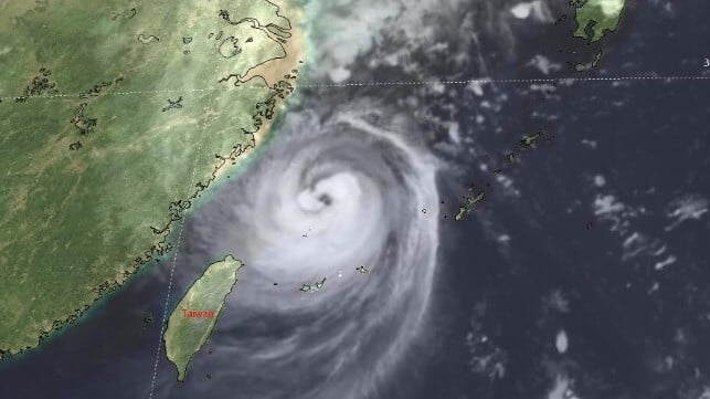 typhoon closes Chinese seaports 